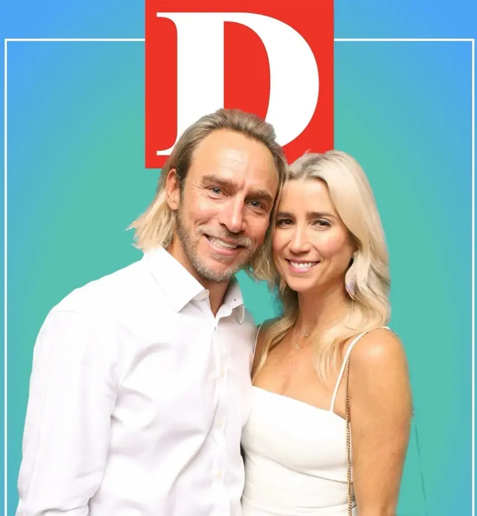 D logo.